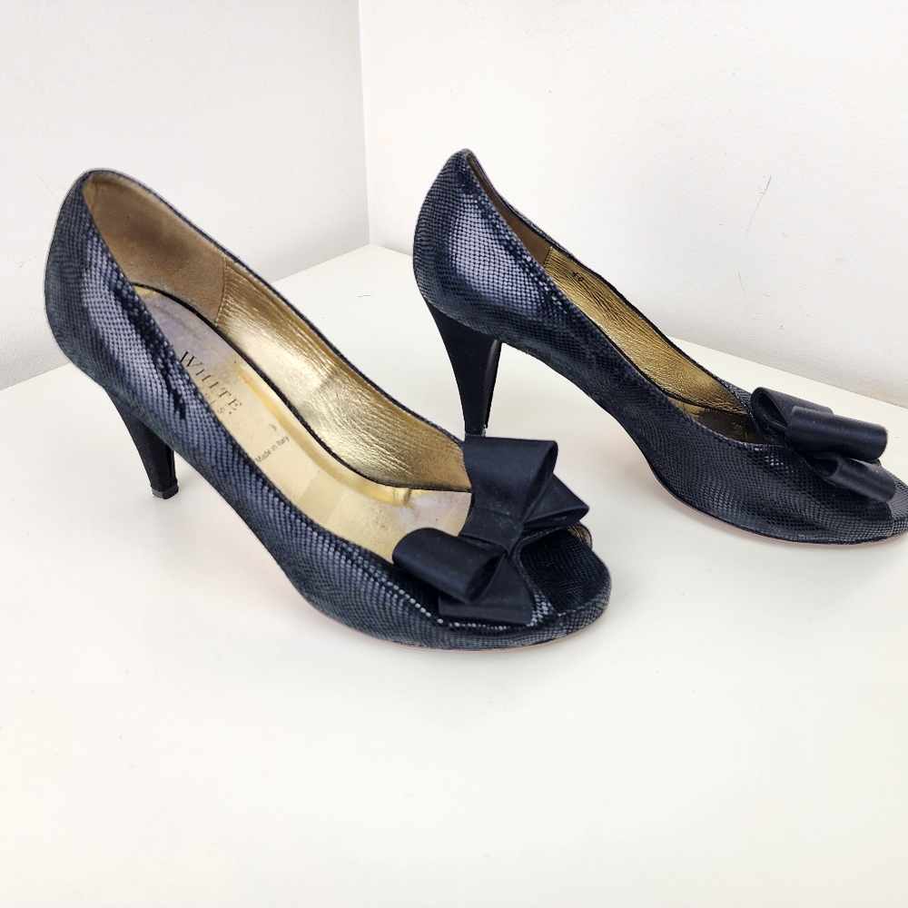 Ron White Fiona Onyx Embossed Suede Bow Peep Toe Pump Black Size 40